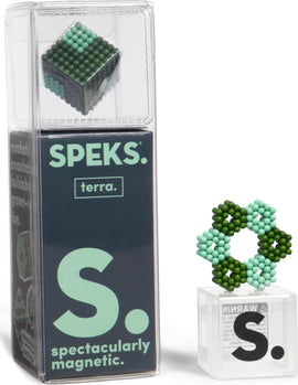 The Speks Elements: Terra is a set of magnetic spheres displayed in a transparent packaging. The product showcases a cube made of green and teal spheres. An intricate star-like structure is also visible, made from the same magnetic beads. This set is ideal for stress relief and creative play, promoting hands-on fun and imaginative designs.