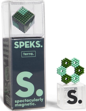 The Speks Elements: Terra is a set of magnetic spheres displayed in a transparent packaging. The product showcases a cube made of green and teal spheres. An intricate star-like structure is also visible, made from the same magnetic beads. This set is ideal for stress relief and creative play, promoting hands-on fun and imaginative designs.
