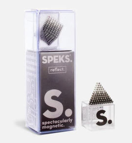 SPEKS Reflect Gradient is a unique magnetic fidget toy, featuring a diamond-shaped magnetic piece inside a clear package. The product includes a smaller magnetic piece that highlights its versatility. Perfect for stress relief and creative play.