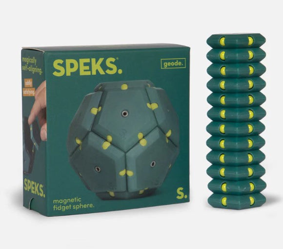 A green packaging of the SPEKS Geode: Monstera, featuring a magnetic fidget sphere. The box showcases its unique design with yellow accents, and next to it, several stacked green magnetic pieces are displayed. The product is designed for fidgeting and offers a fun, interactive experience.
