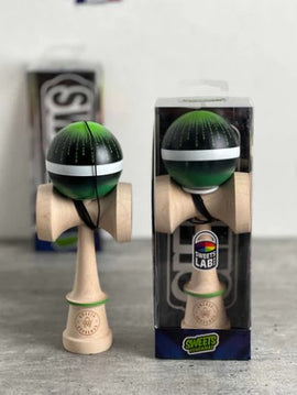 Sweets Lab Movies Neo Kendama by Sweets Kendamas features a striking green design with a glossy ball and a light wooden handle, displayed in its packaging. Ideal for skill development and fun, this kendama is perfect for both beginners and experienced players. The robust craftsmanship ensures durability while encouraging creativity and coordination.