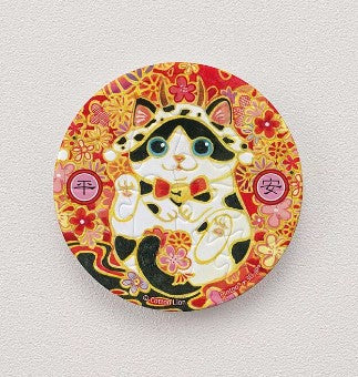 A circular jigsaw puzzle magnet featuring a cute illustration of a cat wearing a crown and a bowtie. The background is vibrant with floral patterns in shades of red, yellow, and pink. It symbolizes safety with '平安' written in decorative characters on either side.